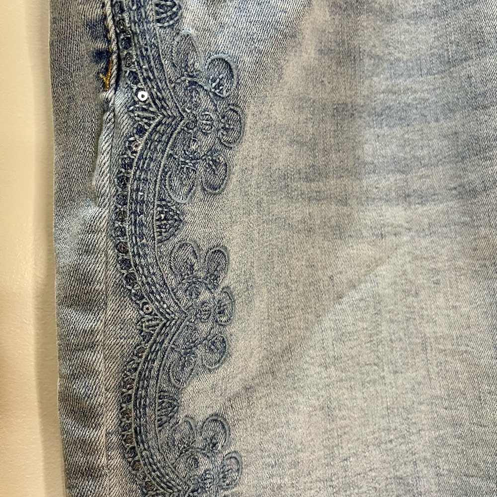 Lane Bryant Embroidered Jean Shorts w/Flex Magic Waistband Size 18 - Picture 3 of 8